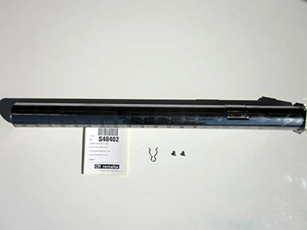 Brenner von Remeha, längliche Form mit metallischer Oberfläche, begleitet von zwei kleinen Schrauben und zwei Halteelementen, präsentiert auf hellem Hintergrund.